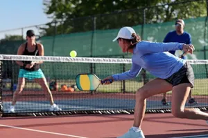 Một công ty dệt may Việt kiếm tiền từ mở sân pickleball
