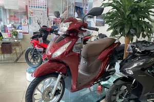 Xe máy điện lên ngôi - xe máy xăng hết thời 'làm giá': Người tiêu dùng hưởng lợi kép