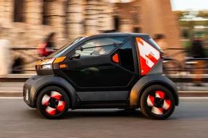 Người chạy xe máy sẽ thích chiếc ô tô siêu nhỏ này