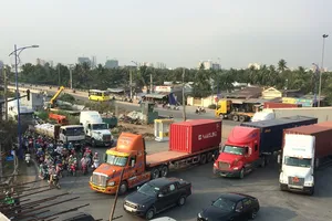 Hầm vừa thông, vòng xoay Mỹ Thủy vẫn kẹt xe