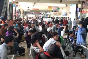 Bến xe Miền Đông kín người mua vé về quê ăn Tết