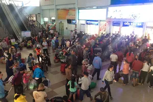 Hành khách trải chiếu ngủ tại ga chờ mua vé tàu Tết