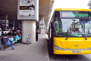 Buýt vào sân bay đông khách bất ngờ