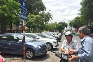 TP.HCM: Phí đậu ôtô vài giờ lên tới cả trăm ngàn đồng? 