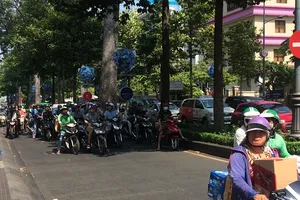 Người Sài Gòn chống chọi cái nắng đầu mùa