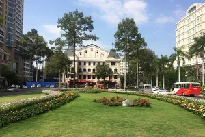 Bãi xe 'khủng' giờ thành công viên hoa