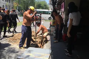 Dân quận 1 khổ sở vì cúp nước giữa mùa nắng