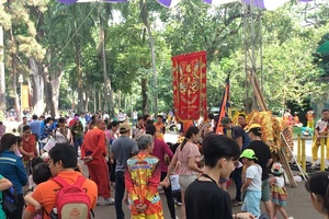 Thảo Cầm Viên chật kín ngày giỗ tổ