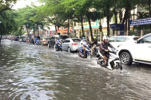 Sau mưa đêm, người Sài Gòn lội nước đi làm 