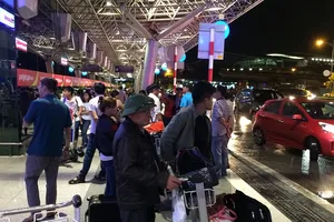 Hàng ngàn người vạ vật bến xe, sân bay lúc 3 giờ sáng