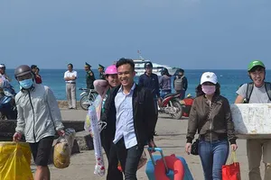 Khẩn cấp đưa khách kẹt tại Lý Sơn vào đất liền