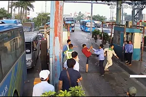 Tài xế chặt gãy barie, đánh nhân viên BOT Tân Đệ