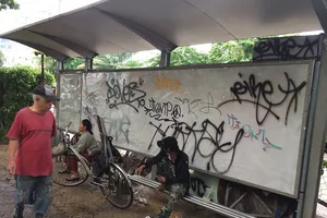 Trạm dừng xe buýt chi chít hình ảnh xấu xí