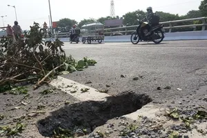 Hốt hoảng hố 'tử thần' xuất hiện trên cầu Tân Phong