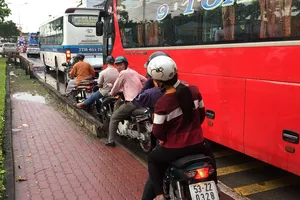 Quốc lộ 13 kẹt cứng sau cơn mưa chiều