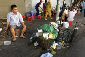 Nhức nhối nhiều miệng hố ga trở thành túi rác