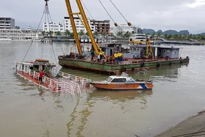 Quảng Ninh mưa lớn gây chìm tàu du lịch