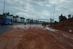 Đại lộ nhiều làn xe nhất Việt Nam ngập bùn sau mưa