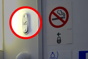 Bị cấm bay vì không nhịn được hút thuốc