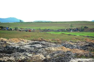 Hàng ngàn người xới tung đất tìm đá đen