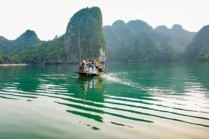 Thí điểm tàu ghép khách tham quan vịnh Hạ Long