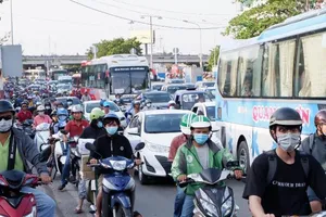 Chiều trước lễ, bến xe Miền Đông và cầu Bình Triệu kẹt cứng