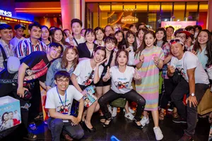 Việt Hương như gái đôi mươi đi giao lưu cùng fan hâm mộ