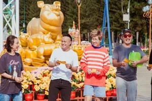 Thu Trang, Tiến Luật đua vào YouTube bằng đồ chơi súng nước