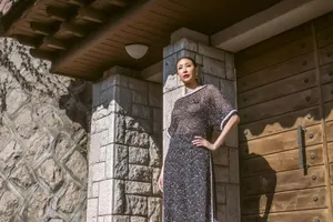 Hoa hậu Hà Kiều Anh khoe dáng giữa phố cổ Hàn Quốc