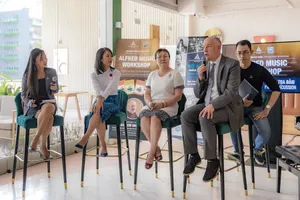 Làm sao để các bé tìm hiểu và yêu thích piano, guitar?