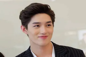 Sốc với hình ảnh Tor Thanapob xuống tóc đi tu vì chữ hiếu 