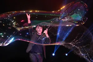 Vua bong bóng Fan Yang biểu diễn 3 kỷ lục thế giới tại Đầm Sen