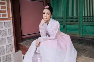 Sam 'thả thính' fan khi diện hanbok và hé lộ dự án phim mới