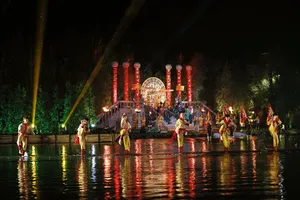 Gặp gỡ dàn diễn viên ‘Về nhà đi con’ trên sân khấu nước