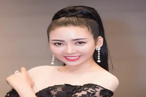 Hoa hậu, nhà thiết kế Nhật Phượng khoe vòng eo con kiến