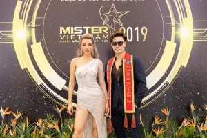 Ngắm siêu mẫu 'chân dài tới nách' Khả Trang khi diện váy xẻ tà