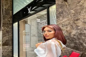 Học Khả Trang phối đồ trắng chất lừ xuống phố