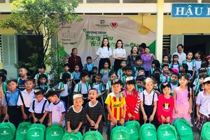 Hoa khôi và á khôi áo dài Việt Nam về miền Tây vui trung thu