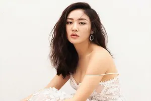 Sau thiệp cưới 'ảo' Văn Mai Hương xuất hiện cùng Bùi Anh Tuấn