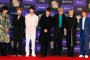 BTS là nhóm nhạc đầu tiên sở hữu 2 giải thưởng lớn trong 1 năm