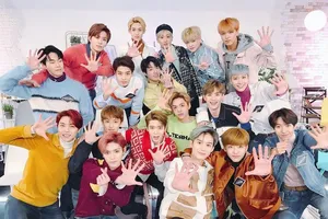 Đón thần tượng ở sân bay ngay mùa dịch COVID-19 gây tranh cãi