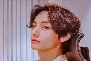 V (BTS) làm nên lịch sử khi có 3 vị trí đầu bảng trên Amazon