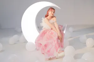 Mẹ Emma bật khóc trong ngày vui ra mắt MV mới của con gái