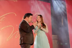 Tố My, Quang Lê tình tứ trên sân khấu khiến khán giả thích thú