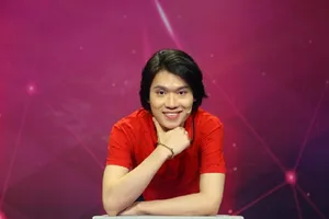 Quang Trung buông tay khi lái xe gây tranh cãi