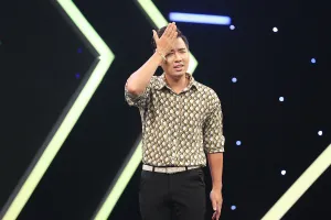 MC Nguyên Khang té xỉu vì màn tự giới thiệu của Xuân Tiến