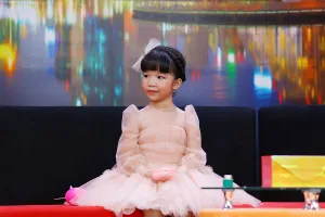 Cô bé nổi tiếng nhất mạng xã hội với ước mơ tính theo ngày