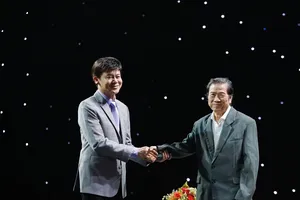 Danh ca Thái Châu rơi nước mắt khi gặp nhạc sĩ Nguyễn Vũ 