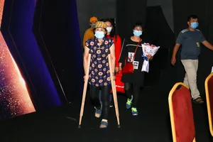 Mẹ Bảo Đăng bị gãy chân nhưng vẫn đến ủng hộ con thi 