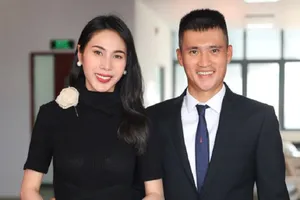 Thủy Tiên gặp khó khi người dân không chịu xếp hàng nhận tiền